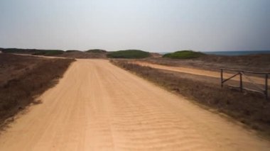4k bir off road tarafına bağlı kameradan vurdu, Sardinya, İtalya zor pistlerde sürüş kamp aracına