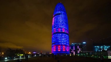 Gece aydınlanan şehrin arka planındaki kuleden görüntü