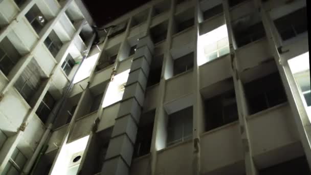 Vista Las Luces Las Ventanas Del Edificio — Vídeo de stock