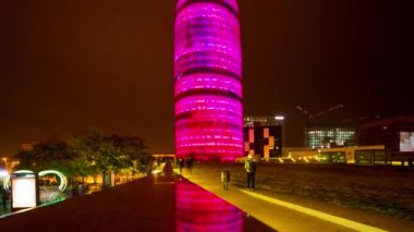 Barcelona, İspanya - 16 Şubat 2018: torre agbar Kulesi Barcelona, İspanya ışık ekranda