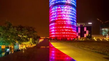 Barcelona, İspanya - 16 Şubat 2018: torre agbar Kulesi Barcelona, İspanya ışık ekranda