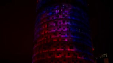 Barcelona, İspanya - 16 Şubat 2018: torre agbar Kulesi Barcelona, İspanya ışık ekranda
