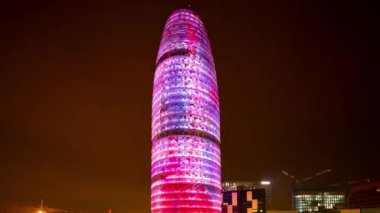 Barcelona, İspanya - 16 Şubat 2018: torre agbar Kulesi Barcelona, İspanya ışık ekranda