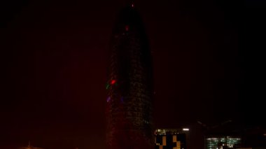 Barcelona, İspanya - 16 Şubat 2018: torre agbar Kulesi Barcelona, İspanya ışık ekranda