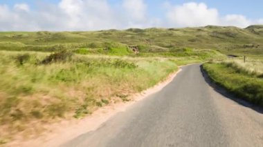 İskoç dağlık güzel boş yollar aracılığıyla sürüş bir aracın ön bağlı bir kamera çekim Pov
