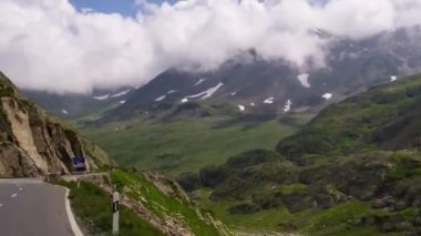 Büyük St Bernard geçişte sürüş ve dağlar buluştuğu İtalya ve İsviçre Alpleri'nde çevreleyen Pov. Bu yüksek yol geçişi 2469 m sadece yaz aylarında açıktır