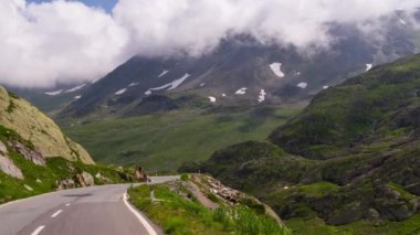 Büyük St Bernard geçişte sürüş ve dağlar buluştuğu İtalya ve İsviçre Alpleri'nde çevreleyen Pov. Bu yüksek yol geçişi 2469 m sadece yaz aylarında açıktır