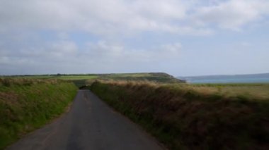 İskoç dağlık güzel boş yollar aracılığıyla sürüş bir aracın ön bağlı bir kamera çekim Pov
