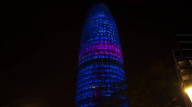 Barcelona, İspanya - 16 Şubat 2018: torre agbar Kulesi Barcelona, İspanya ışık ekranda