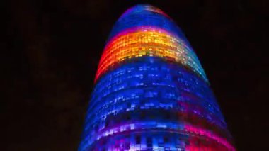 Barcelona, İspanya - 16 Şubat 2018: torre agbar Kulesi Barcelona, İspanya ışık ekranda