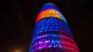 Barcelona, İspanya - 16 Şubat 2018: torre agbar Kulesi Barcelona, İspanya ışık ekranda