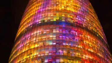 Barcelona, İspanya - 16 Şubat 2018: torre agbar Kulesi Barcelona, İspanya ışık ekranda