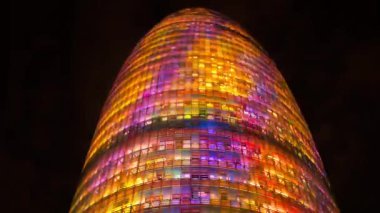 Barcelona, İspanya - 16 Şubat 2018: torre agbar Kulesi Barcelona, İspanya ışık ekranda