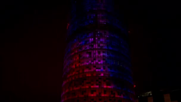スペイン バルセロナのトーレ アグバール タワーのバルセロナ スペイン 2018 光ディスプレイ — ストック動画