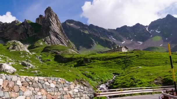 在意大利和瑞士相遇的阿尔卑斯山的大 伯纳德和周围山脉上驾驶 这条高路通行证在2469M 仅开放在夏天月 — 图库视频影像