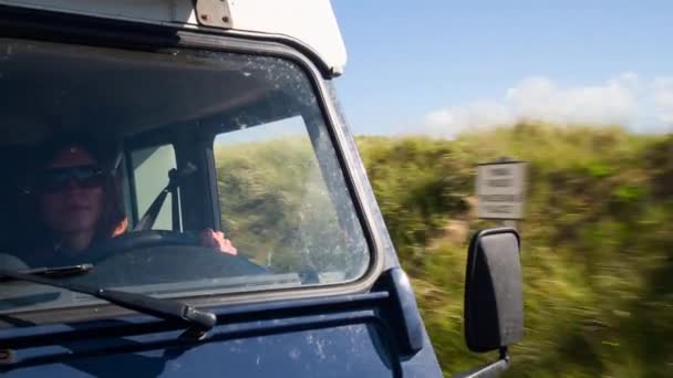 Sürücü Üzerinde Odaklanan Bir Kamp Aracına Önü Bağlı Bir Kamera — Stok video