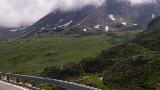 Pov Dirigindo Great Bernard Pass Montanhas Circundantes Nos Alpes Onde — Vídeo de Stock