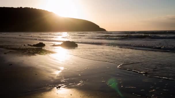 美しいビーチと 英国のウェールズの海岸の夕日 — ストック動画