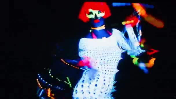 性感的年轻女子跳舞的紫外线服装 — 图库视频影像