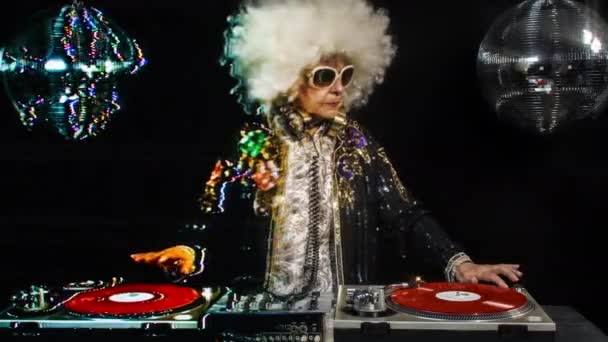 Erstaunliche Oma Vom Mixer Disco Setting Mit Überlagerten Videoverzerrungen Und — Stockvideo