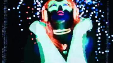 UV kılık dans seksi genç kadın