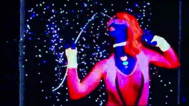 UV kılık dans seksi genç kadın