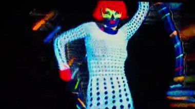 Seksi bayan disko dansçısı UV kostümüyle poz veriyor.