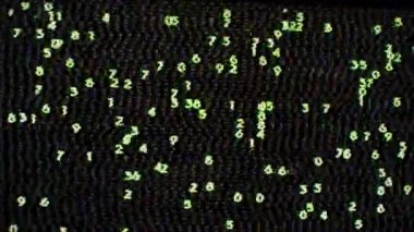 Bir bilgisayar ekranı bağlı aksaklık ve distorsiyon etkisi ile aşağı koşma numaraları