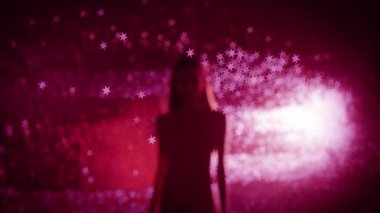 Güzel kadın parlak arka plan üzerinde dans yavaş silüeti