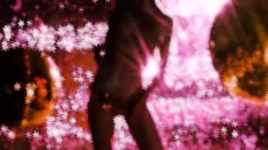 Güzel kadın parlak arka plan üzerinde dans yavaş silüeti