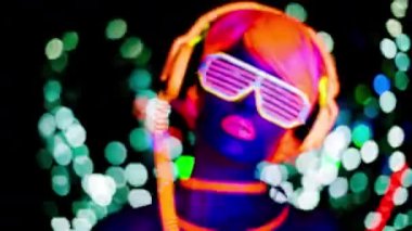 Seksi bayan disko dansçısı UV kostümüyle poz veriyor.