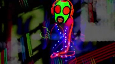 Gaz maskeli seksi kadın dansçı.