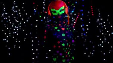 UV kılık dans seksi genç kadın