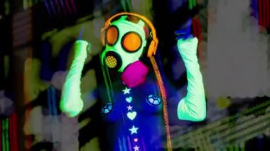 Gaz maskeli seksi kadın dansçı.