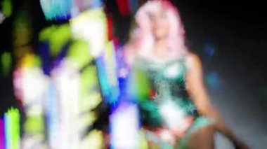 güzel kadın disko ortamda değişen şaşırtıcı parlak kostüm bokeh bulanıklık etkisi