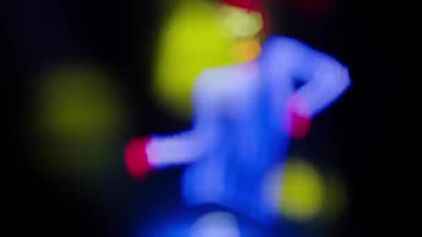 Сексуальная Диско Танцовщица Позирует Ультрафиолетовых Костюмах — стоковое видео