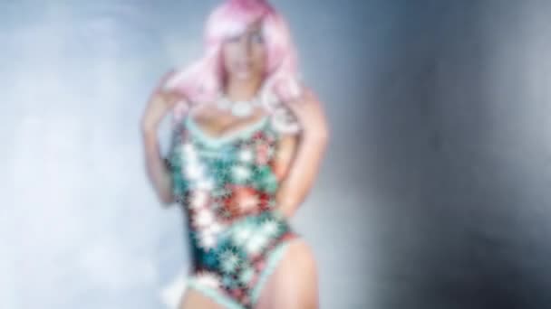 Güzel Kadın Disko Ortamda Değişen Şaşırtıcı Parlak Kostüm Bokeh Bulanıklık — Stok video