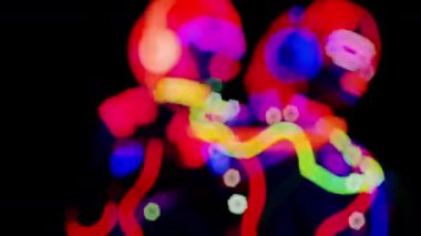 Uv floresan kostüm siyah arka plan üzerine iki kadın disco dansçı