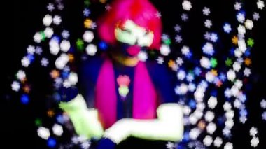 UV kılık dans seksi genç kadın