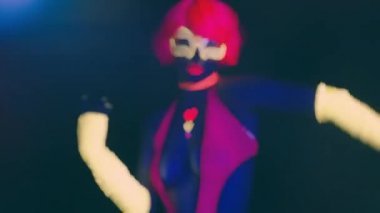 UV kılık dans seksi genç kadın