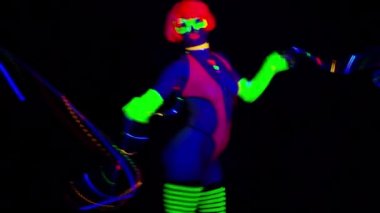 UV kılık dans seksi genç kadın