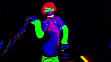 UV kılık dans seksi genç kadın