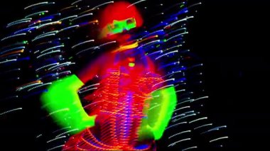 UV kılık dans seksi genç kadın