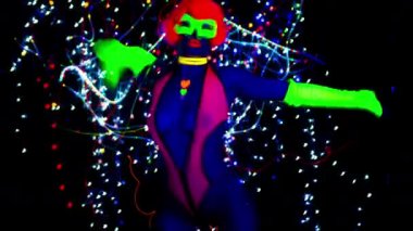 UV kılık dans seksi genç kadın