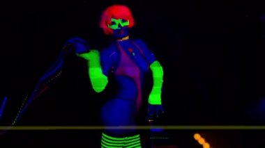 UV kılık dans seksi genç kadın