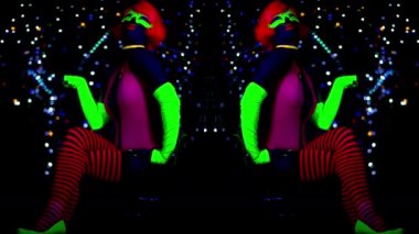 seksi kadın disko dansçısı UV floresan kılık poz