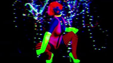 UV kılık dans seksi genç kadın