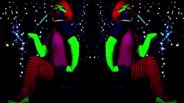 Сексуальная Танцовщица Диско Позирует Ультрафиолетовом Костюме — стоковое видео