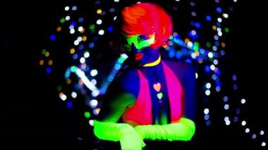 UV kılık dans seksi genç kadın
