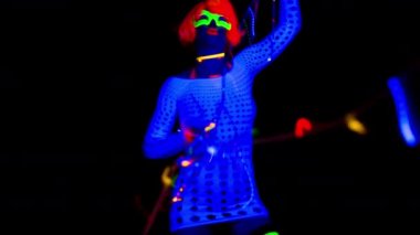 UV kılık dans seksi genç kadın